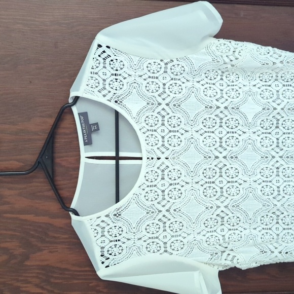 A Pea In The Pod White Crochet Sheer Maternity Blouse Size Medium - Picture 2 of 6